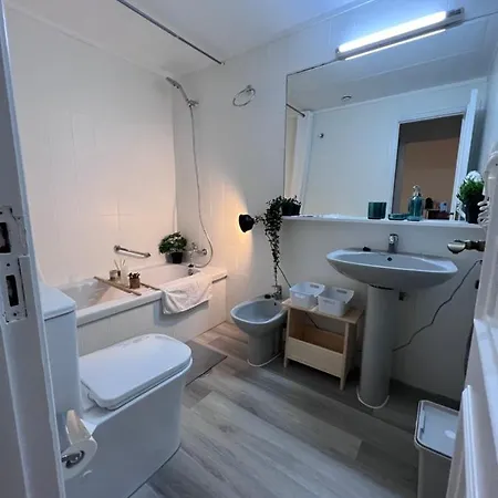Luxury With Pool View מלון דירות