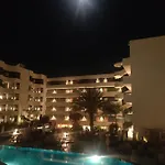 Luxury With Pool View Апарт-готель Адехе
