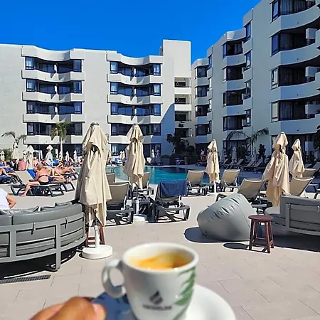 Luxury With Pool View 3* 아데제