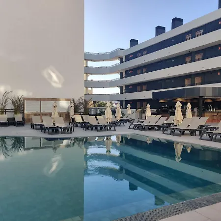 Luxury With Pool View 公寓式酒店